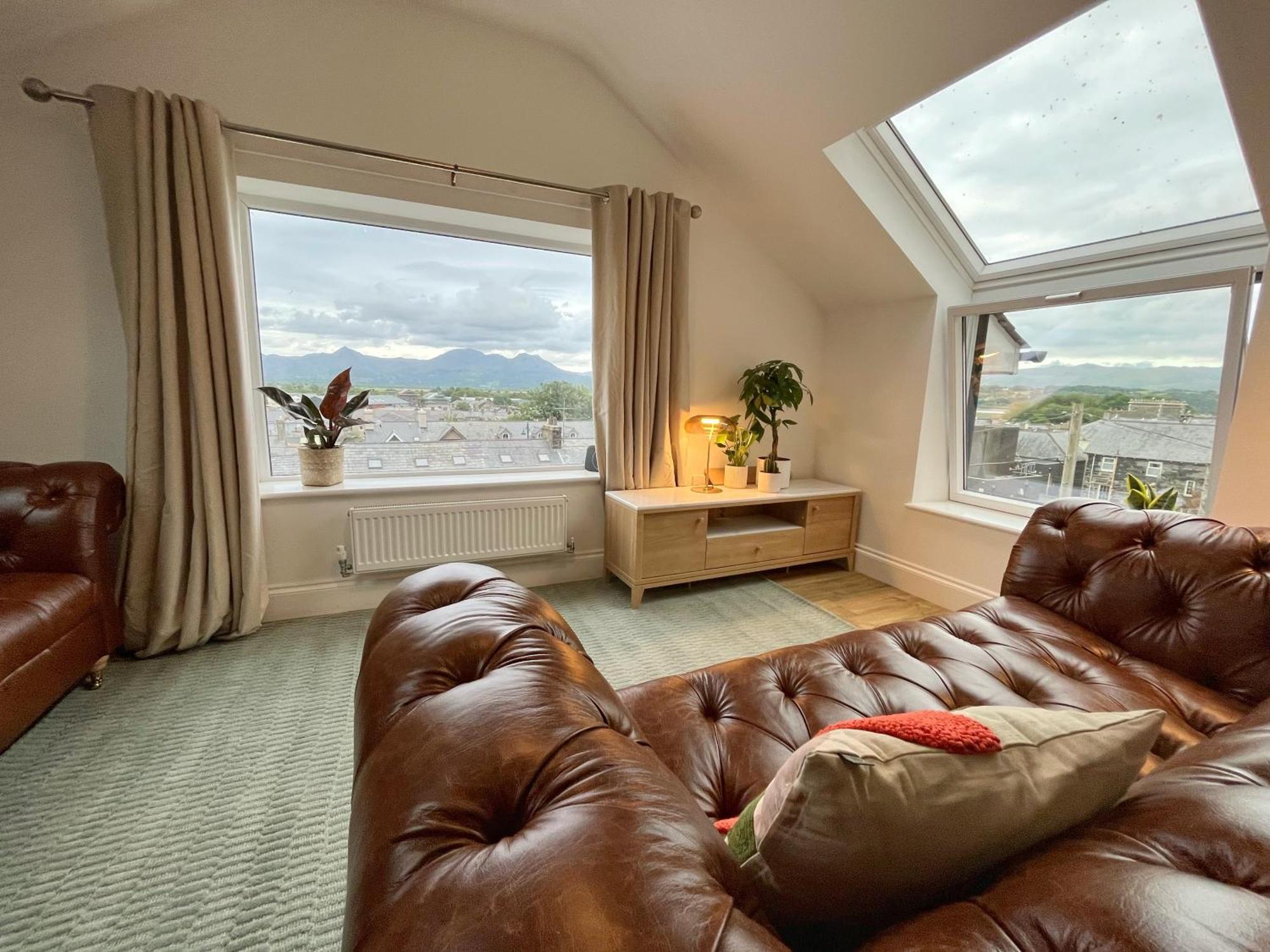 Porthmadog, Sleeps 11, 5 Bedrooms, 5 Bathrooms, Mountain Views Exterior photo